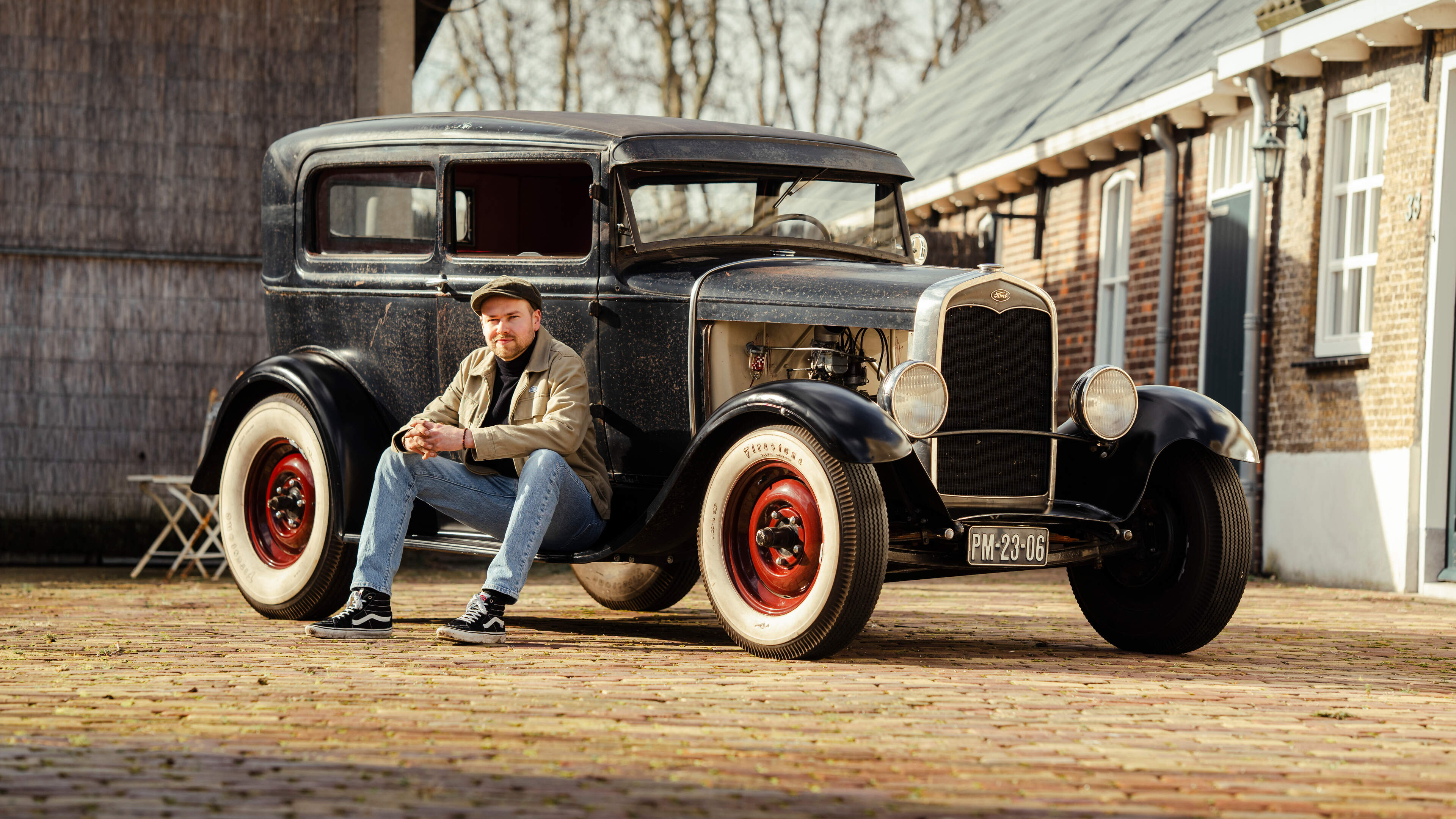 Dorus (29) zette de zaag in zijn bijna 100 jaar oude Ford: ’Na die eerste snede voel je zoveel vrijheid’